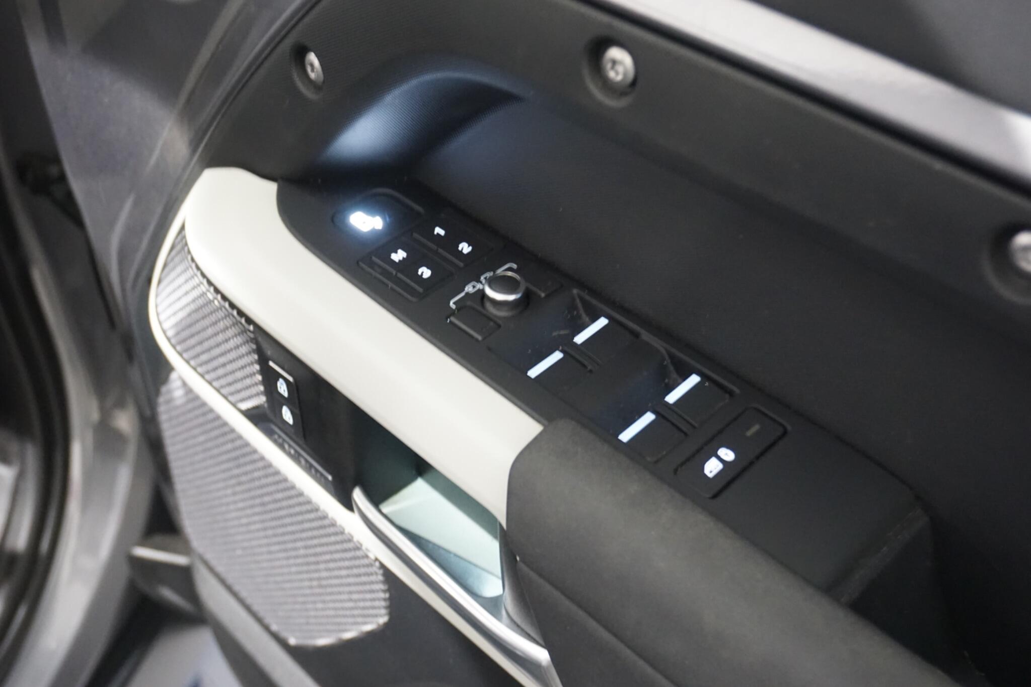 Land Rover Defender 110 3.0 D250 MHEV X-Dynamic SE SUV 5dr Diesel Auto 4WD Euro 6 (s/s) (250 ps)